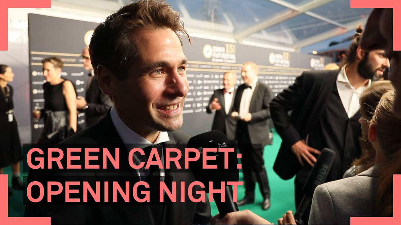 Im Vordergrund: Green carpet opening night. Im Hintergrund: Karl Spoerri, Artistic Director ZFF auf dem Grünen Teppich vom ZFF.